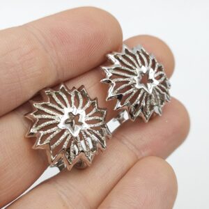 Orecchini a clip Trifari risalenti al 1960 circa, a forma di fiore stilizzato, realizzati in lega Trifanium color argento con lavorazione a cera persa e dettagli lucidi - VINTAGE AMORE MIO