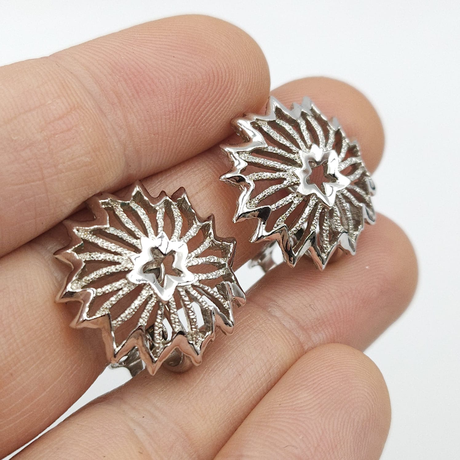 Orecchini a clip Trifari risalenti al 1960 circa, a forma di fiore stilizzato, realizzati in lega Trifanium color argento con lavorazione a cera persa e dettagli lucidi - VINTAGE AMORE MIO