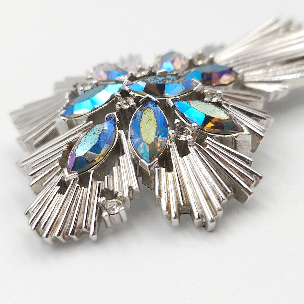 Spilla Trifari anni '50, realizzata in lega Trifanium color platino, con cristalli aurora borealis taglio navette tono azzurro e cristalli diamante rotondi - VINTAGE AMORE MIO