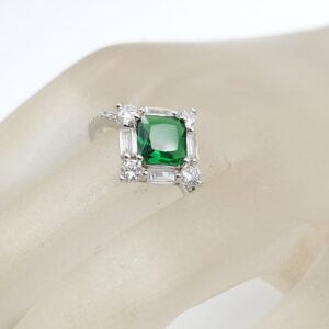 Anello diametro 19 millimetri in argento massiccio marchiato 925, con zircone smeraldo quadrato e zirconi diamante rettangolari e rotondi - VINTAGE AMORE MIO
