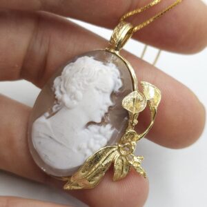 Collana con cammeo di conchiglia realizzato a Torre del Greco e racchiuso in una montatura di argento massiccio marchiato 925 e placcato oro, con catena, anch'essa in argento 925 placcato oro - VINTAGE AMORE MIO