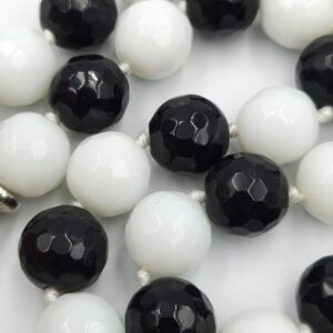 Collana realizzata con grandi chicchi sfaccettati di agata naturale bianca e nera, con chiusura gioiello in metallo rodiato e cristalli diamante - VINTAGE AMORE MIO