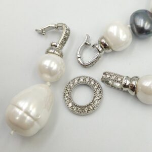 Collana di grandi perle ovali bianche e grigie, chiusura di metallo rodiato con cristalli diamante e grande pendente - VINTAGE AMORE MIO