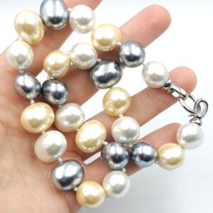 Collana formata da grandissime perle ovali di tre diverse tonalità, bianco, grigio e champagne, separate da nodi, chiusura di metallo colore argento - VINTAGE AMORE MIO