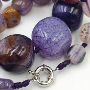 Collana con grandissimi chicchi di agata screziata in varie tonalità di viola, chiusura di metallo color argento - VINTAGE AMORE MIO