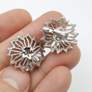 Orecchini a clip Trifari risalenti al 1960 circa, a forma di fiore stilizzato, realizzati in lega Trifanium color argento con lavorazione a cera persa e dettagli lucidi - VINTAGE AMORE MIO