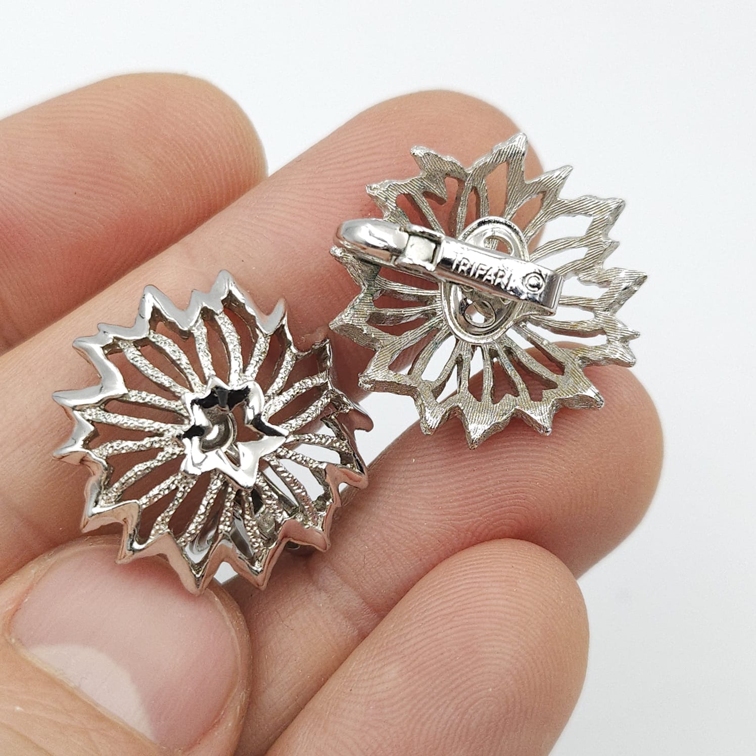 Orecchini a clip Trifari risalenti al 1960 circa, a forma di fiore stilizzato, realizzati in lega Trifanium color argento con lavorazione a cera persa e dettagli lucidi - VINTAGE AMORE MIO