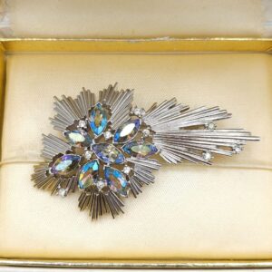 Spilla Trifari anni '50, realizzata in lega Trifanium color platino, con cristalli aurora borealis taglio navette tono azzurro e cristalli diamante rotondi - VINTAGE AMORE MIO
