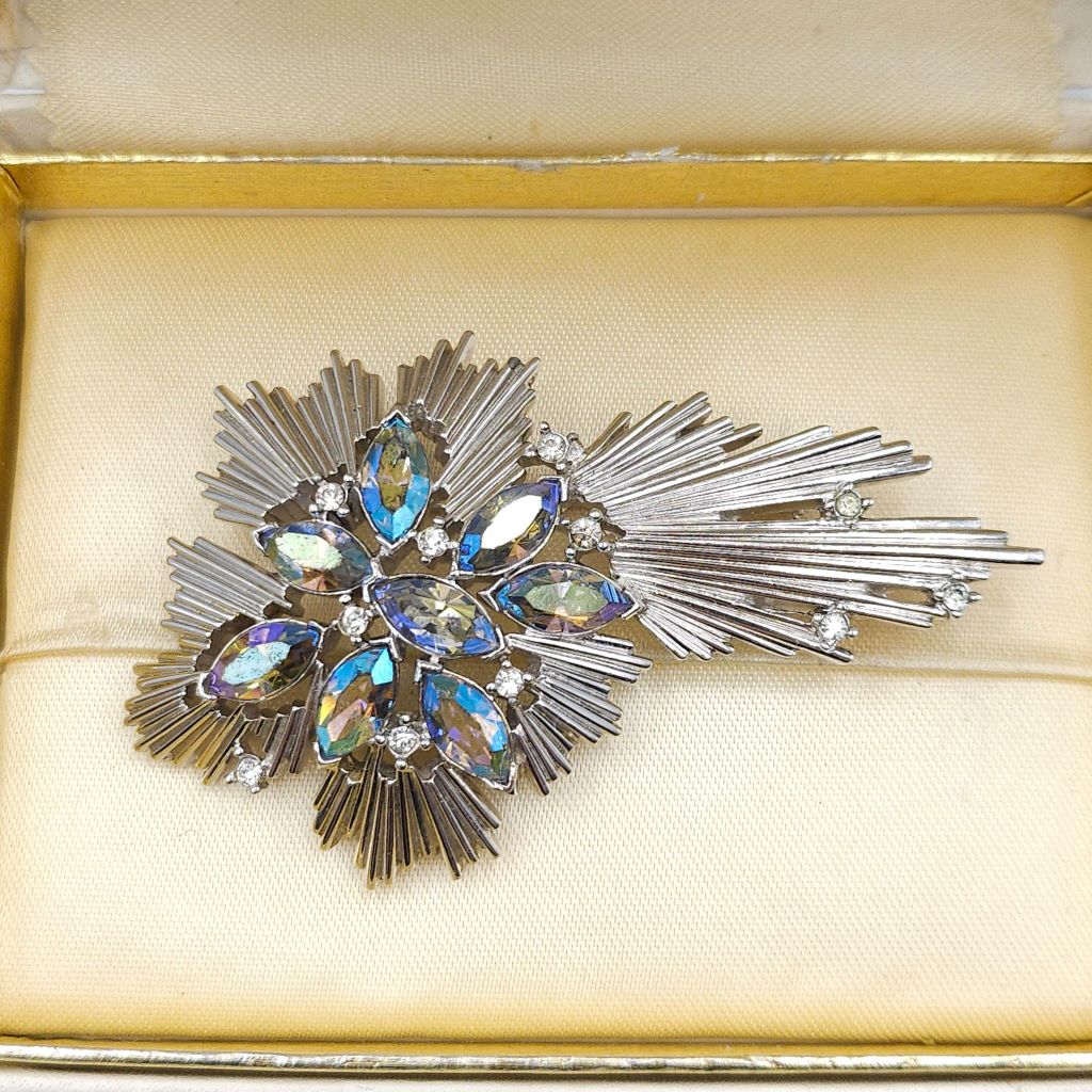 Spilla Trifari anni '50, realizzata in lega Trifanium color platino, con cristalli aurora borealis taglio navette tono azzurro e cristalli diamante rotondi - VINTAGE AMORE MIO