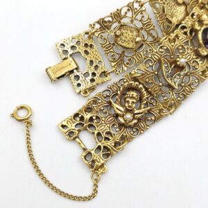 Bracciale anni '50 firmato Goldette, in stile vittoriano, realizzato in metallo color oro con cabochons, perle e cristalli di varie tonalità, con catenella di sicurezza - VINTAGE AMORE MIO