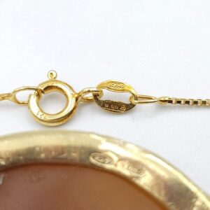 Collana con cammeo di conchiglia realizzato a Torre del Greco e racchiuso in una montatura di argento massiccio marchiato 925 e placcato oro, con catena, anch'essa in argento 925 placcato oro - VINTAGE AMORE MIO