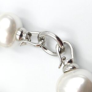 Collana formata da grandissime perle ovali di tre diverse tonalità, bianco, grigio e champagne, separate da nodi, chiusura di metallo colore argento - VINTAGE AMORE MIO