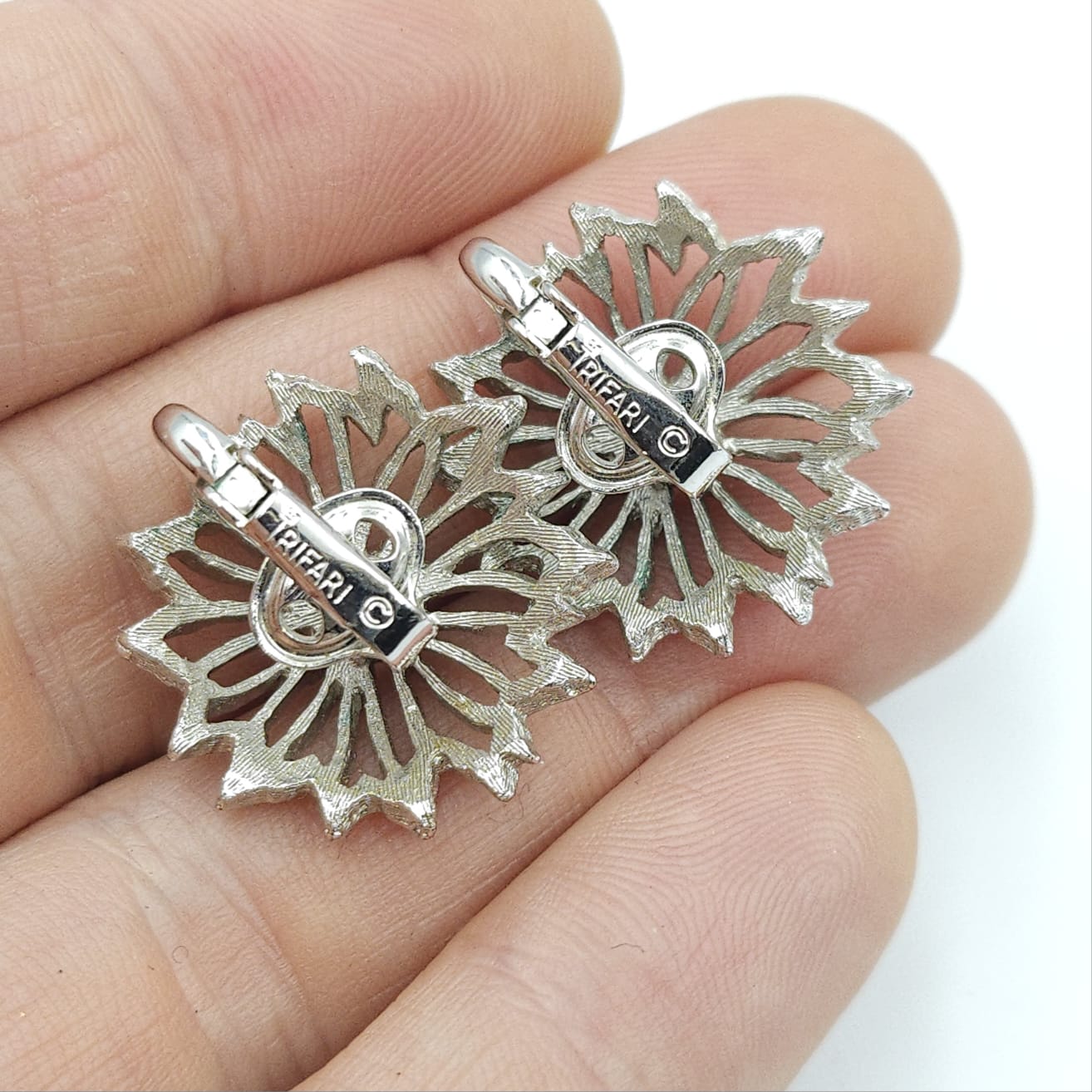 Orecchini a clip Trifari risalenti al 1960 circa, a forma di fiore stilizzato, realizzati in lega Trifanium color argento con lavorazione a cera persa e dettagli lucidi - VINTAGE AMORE MIO