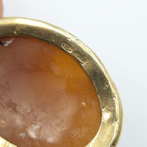 Collana con cammeo di conchiglia realizzato a Torre del Greco e racchiuso in una montatura di argento massiccio marchiato 925 e placcato oro, con catena, anch'essa in argento 925 placcato oro - VINTAGE AMORE MIO