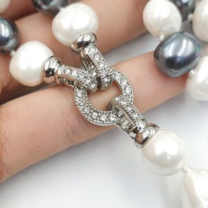 Collana di grandi perle ovali bianche e grigie, chiusura di metallo rodiato con cristalli diamante e grande pendente - VINTAGE AMORE MIO