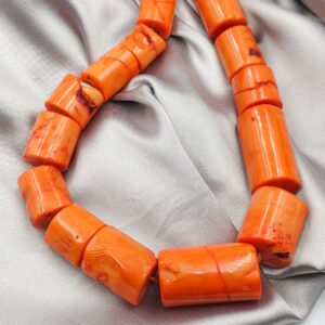 Collana composta da grandi elementi di corallo bambù color salmone con chiusura di metallo color argento - VINTAGE AMORE MIO Collana composta da grandi elementi di corallo bambù color salmone con chiusura di metallo color argento - VINTAGE AMORE MIO