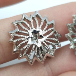 Orecchini a clip Trifari risalenti al 1960 circa, a forma di fiore stilizzato, realizzati in lega Trifanium color argento con lavorazione a cera persa e dettagli lucidi - VINTAGE AMORE MIO