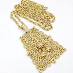 Collana firmata Trifari, realizzata verso il 1960, composta da catena e grandissimo pendente trapezoidale in lega Trifanium color oro - VINTAGE AMORE MIO
