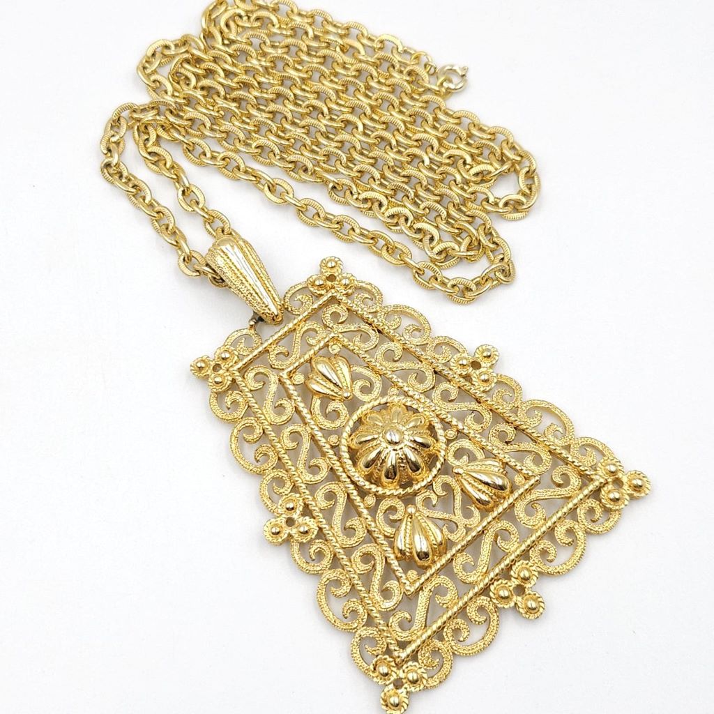 Collana firmata Trifari, realizzata verso il 1960, composta da catena e grandissimo pendente trapezoidale in lega Trifanium color oro - VINTAGE AMORE MIO
