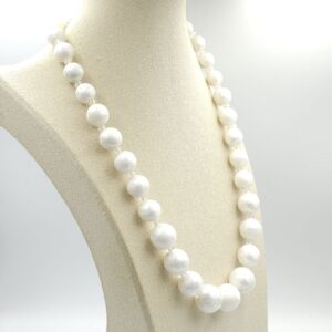 Collana Trifari risalente ai primissimi anni '60, realizzata con grandi perle di lucite effetto madreperla e cristallo, chiusura di lega Trifanium color oro - VINTAGE AMORE MIO