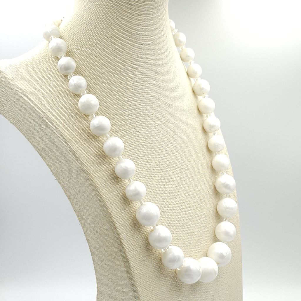 Collana Trifari risalente ai primissimi anni '60, realizzata con grandi perle di lucite effetto madreperla e cristallo, chiusura di lega Trifanium color oro - VINTAGE AMORE MIO