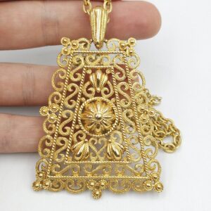 Collana firmata Trifari, realizzata verso il 1960, composta da catena e grandissimo pendente trapezoidale in lega Trifanium color oro - VINTAGE AMORE MIO
