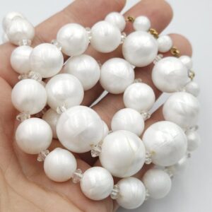 Collana Trifari risalente ai primissimi anni '60, realizzata con grandi perle di lucite effetto madreperla e cristallo, chiusura di lega Trifanium color oro - VINTAGE AMORE MIO