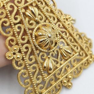 Collana firmata Trifari, realizzata verso il 1960, composta da catena e grandissimo pendente trapezoidale in lega Trifanium color oro - VINTAGE AMORE MIO