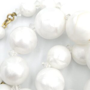 Collana Trifari risalente ai primissimi anni '60, realizzata con grandi perle di lucite effetto madreperla e cristallo, chiusura di lega Trifanium color oro - VINTAGE AMORE MIO