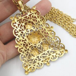 Collana firmata Trifari, realizzata verso il 1960, composta da catena e grandissimo pendente trapezoidale in lega Trifanium color oro - VINTAGE AMORE MIO