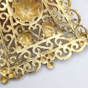 Collana firmata Trifari, realizzata verso il 1960, composta da catena e grandissimo pendente trapezoidale in lega Trifanium color oro - VINTAGE AMORE MIO
