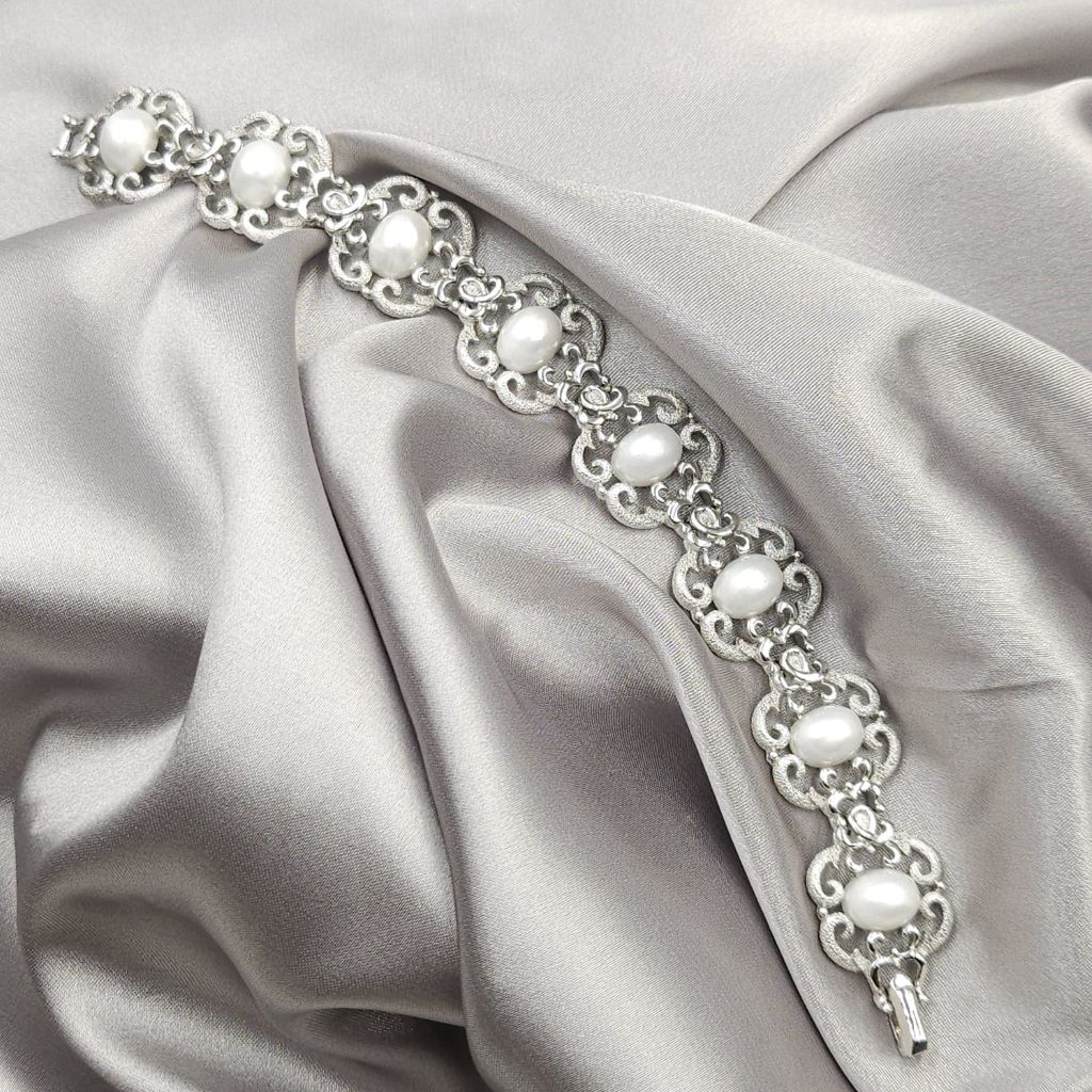 Bracciale Trifari risalente al 1960 circa, realizzato in lega Trifanium color argento con lavorazione a cera persa e dettagli lucidi e grandi mezze perle ovali - VINTAGE AMORE MIO