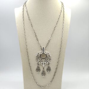 Collana Trifari risalente al 1960 circa, composta da doppia catena e grande pendente in lega Trifanium color argento, con lavorazione satinata e lucida - VINTAGE AMORE MIO