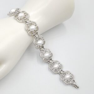 Bracciale Trifari risalente al 1960 circa, realizzato in lega Trifanium color argento con lavorazione a cera persa e dettagli lucidi e grandi mezze perle ovali - VINTAGE AMORE MIO