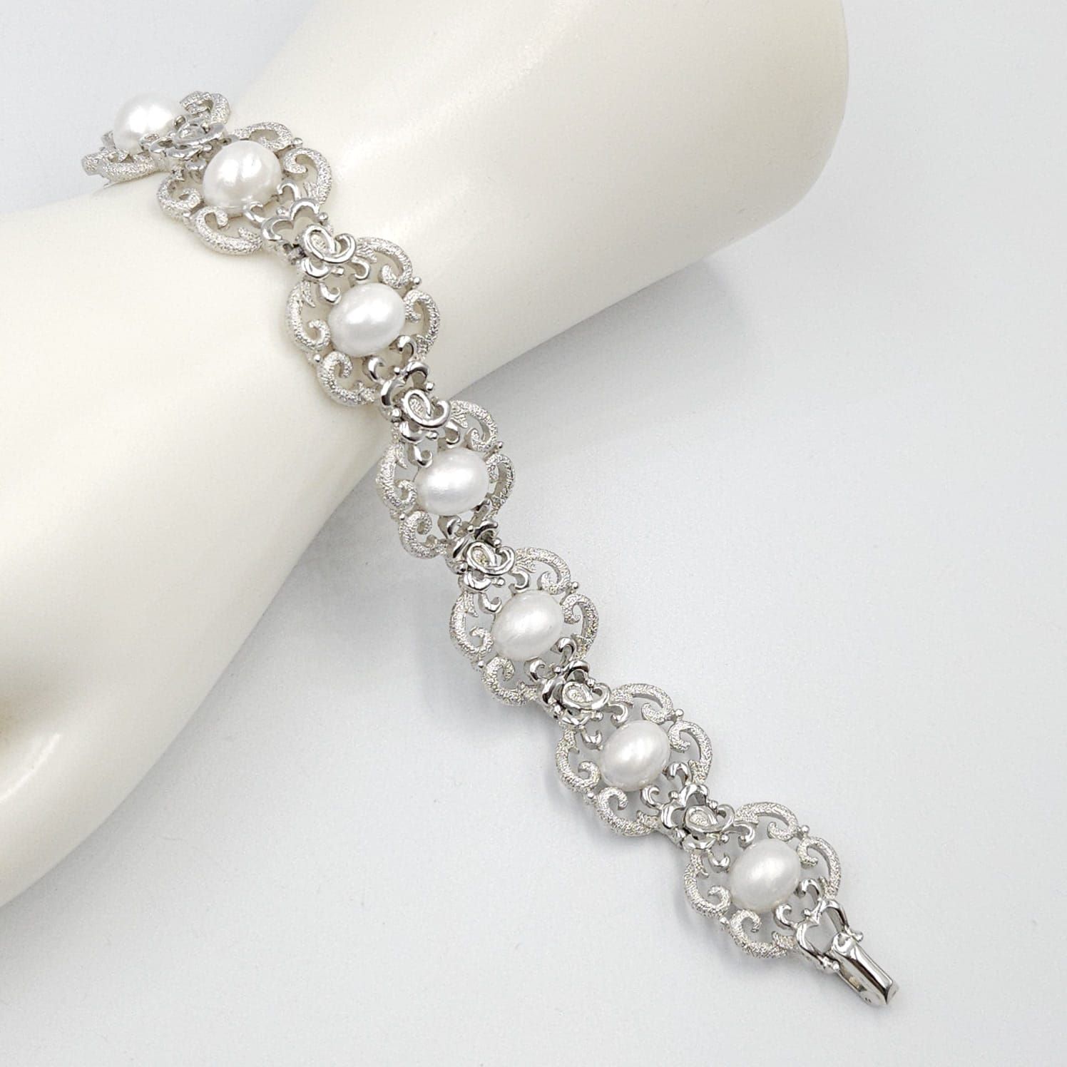 Bracciale Trifari risalente al 1960 circa, realizzato in lega Trifanium color argento con lavorazione a cera persa e dettagli lucidi e grandi mezze perle ovali - VINTAGE AMORE MIO