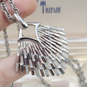 Collana Trifari risalente al 1960 circa, con doppia catena e pendente in lega Trifanium color argento con lavorazione a cera persa e lucida - VINTAGE AMORE MIO