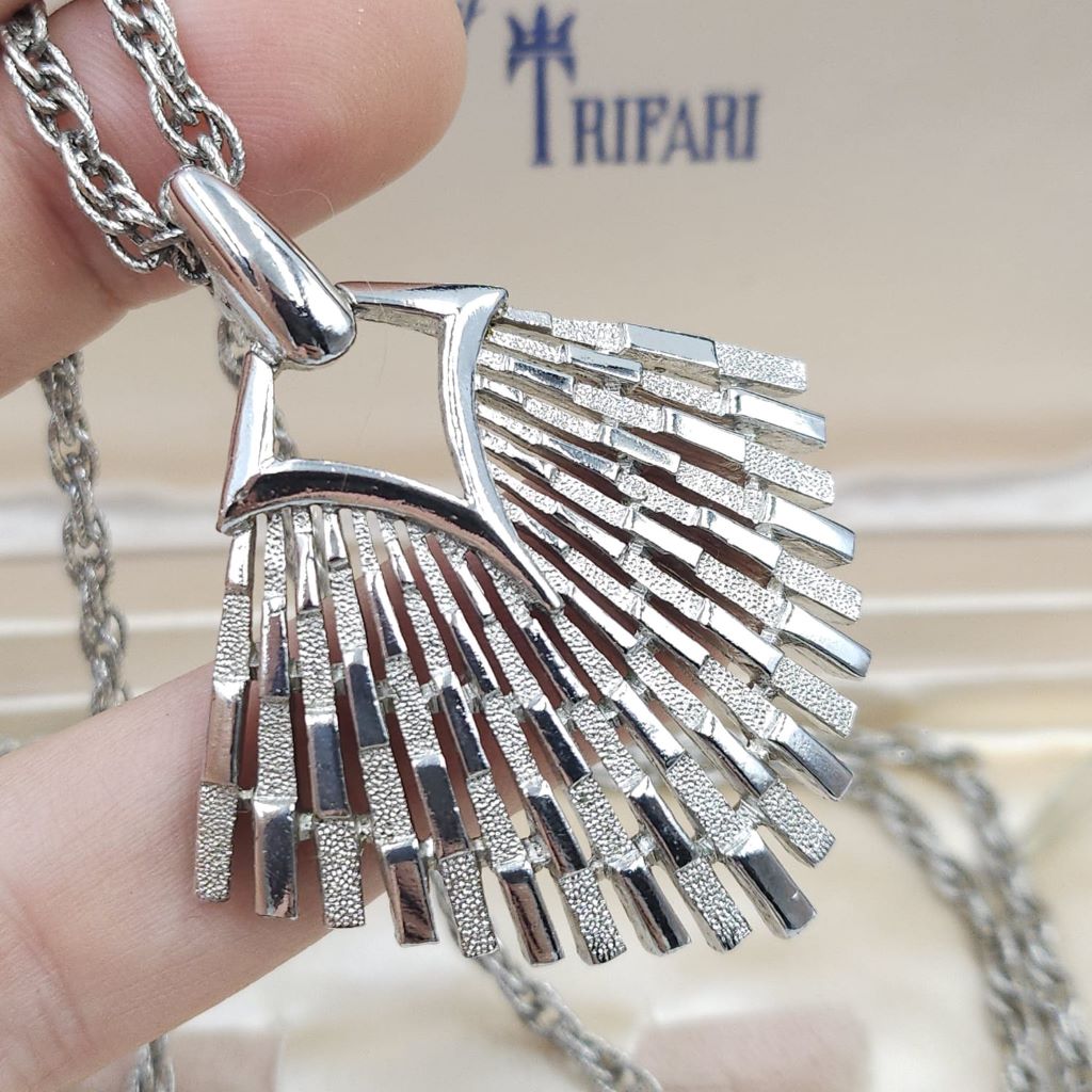 Collana Trifari risalente al 1960 circa, con doppia catena e pendente in lega Trifanium color argento con lavorazione a cera persa e lucida - VINTAGE AMORE MIO