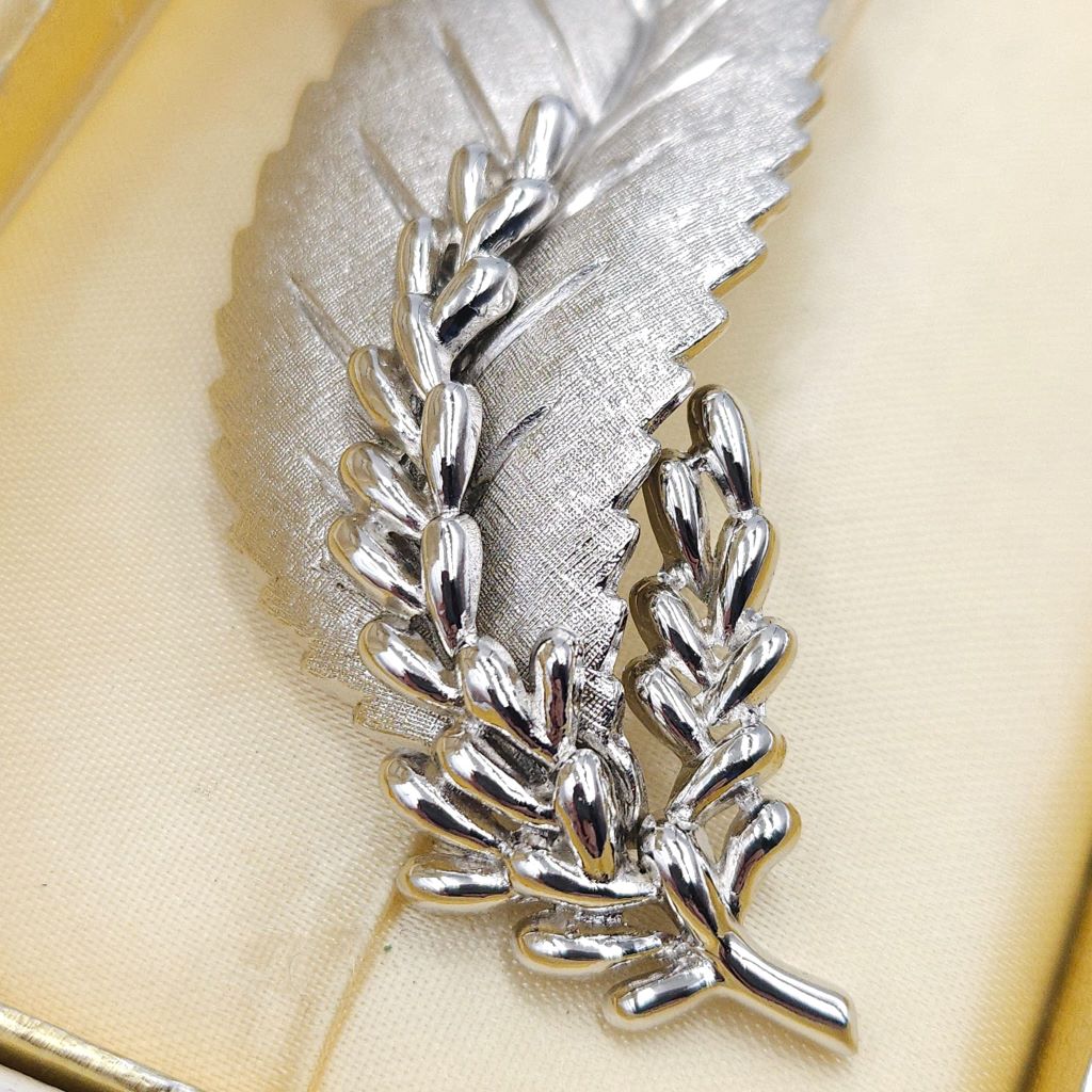 Spilla botanica realizzata da Trifari negli anni '60, realizzata in lega Trifanium color argento satinato con dettagli lucidi - VINTAGE AMORE MIO