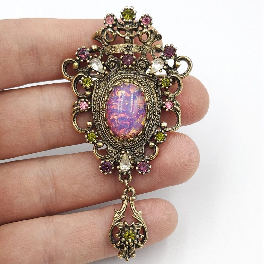 Spilla Sarah Coventry, predisposta per essere usata anche come pendente, anni '60 della serie "Contessa", realizzata in metallo color oro antico con cabochon di cristallo color opale e cristalli ametista, diamante e peridot - VINTAGE AMORE MIO