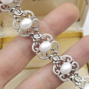 Bracciale Trifari risalente al 1960 circa, realizzato in lega Trifanium color argento con lavorazione a cera persa e dettagli lucidi e grandi mezze perle ovali - VINTAGE AMORE MIO