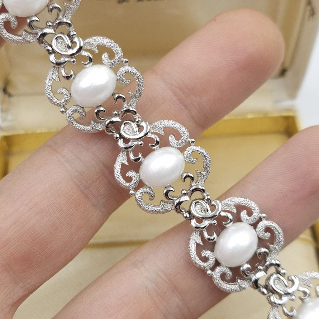 Bracciale Trifari risalente al 1960 circa, realizzato in lega Trifanium color argento con lavorazione a cera persa e dettagli lucidi e grandi mezze perle ovali - VINTAGE AMORE MIO