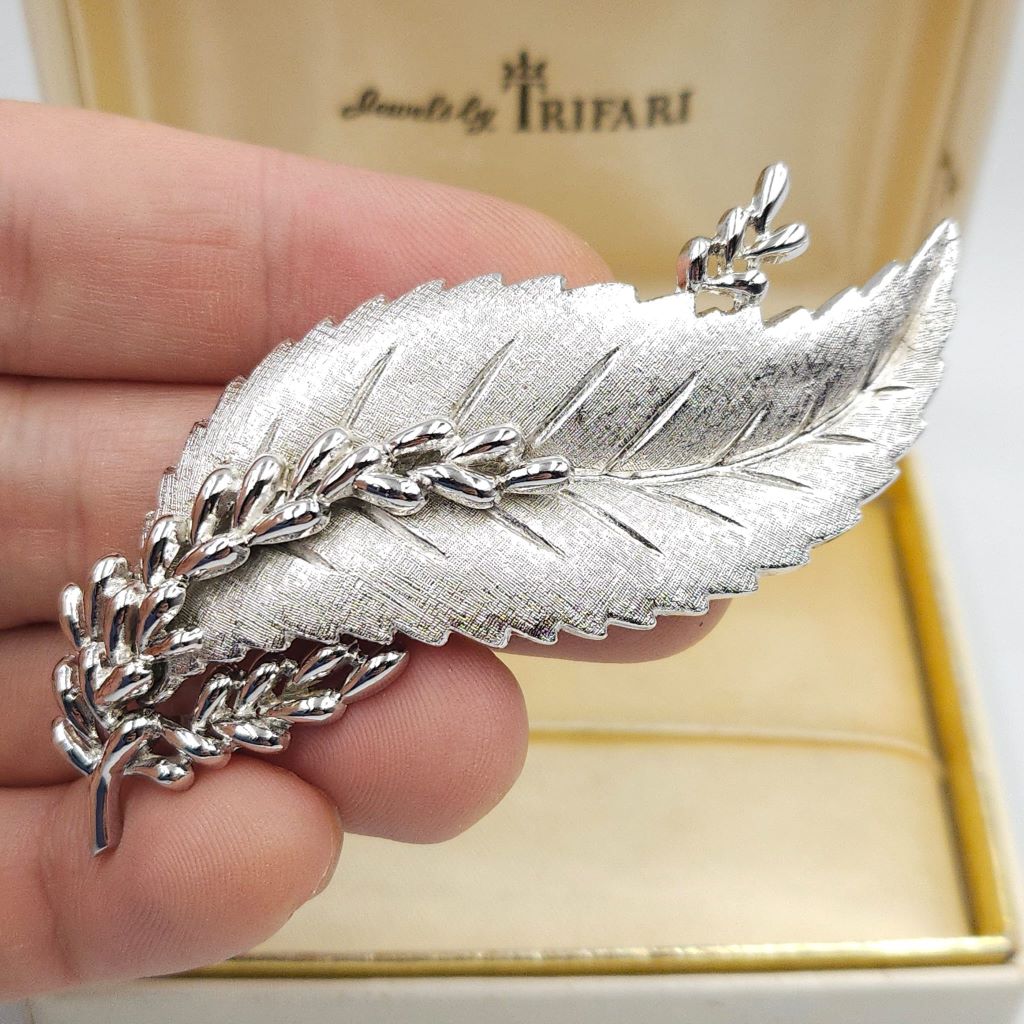 Spilla botanica realizzata da Trifari negli anni '60, realizzata in lega Trifanium color argento satinato con dettagli lucidi - VINTAGE AMORE MIO