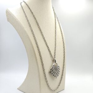 Collana Trifari risalente al 1960 circa, con doppia catena e pendente in lega Trifanium color argento con lavorazione a cera persa e lucida - VINTAGE AMORE MIO
