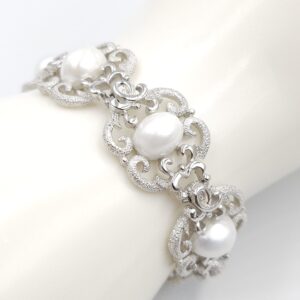 Bracciale Trifari risalente al 1960 circa, realizzato in lega Trifanium color argento con lavorazione a cera persa e dettagli lucidi e grandi mezze perle ovali - VINTAGE AMORE MIO