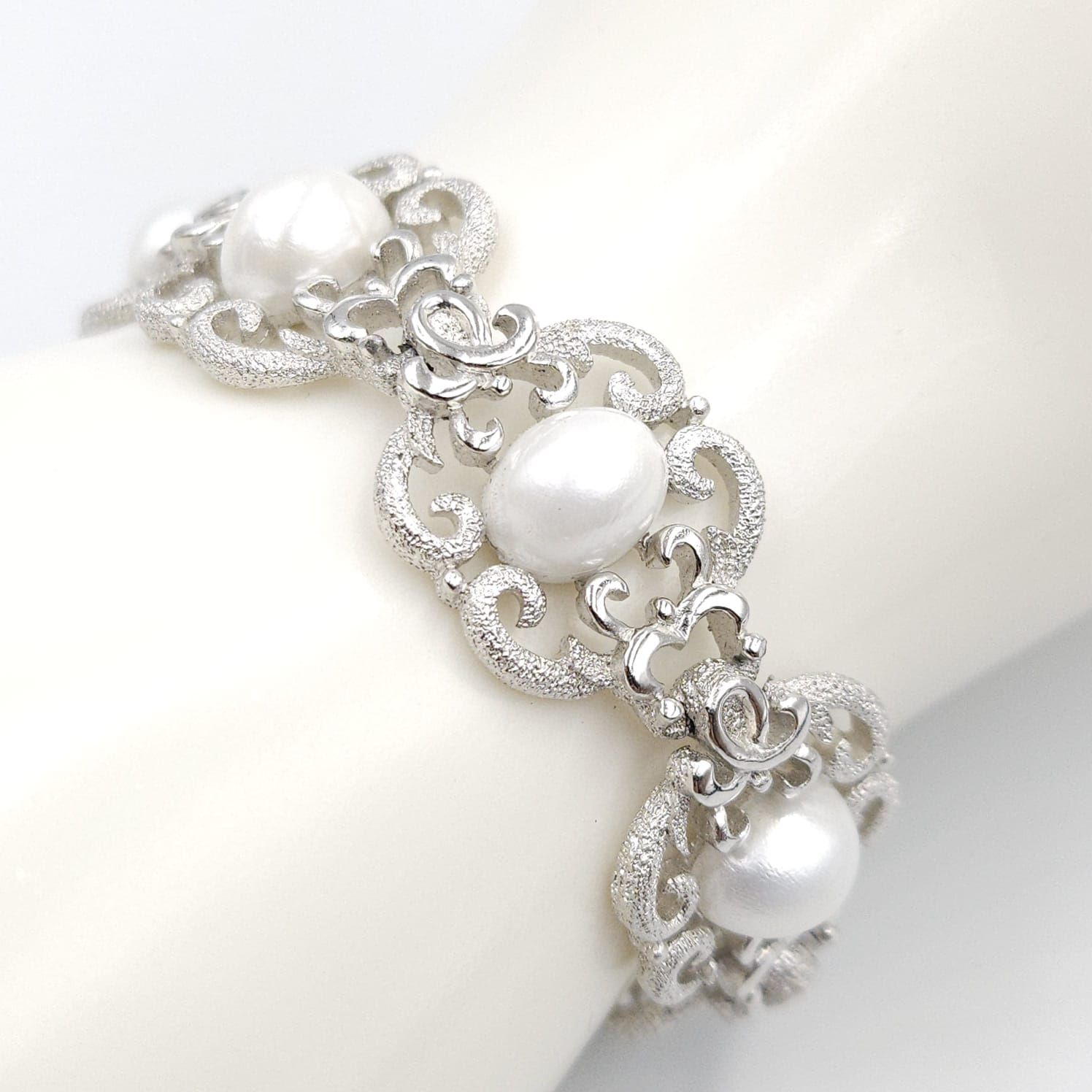 Bracciale Trifari risalente al 1960 circa, realizzato in lega Trifanium color argento con lavorazione a cera persa e dettagli lucidi e grandi mezze perle ovali - VINTAGE AMORE MIO