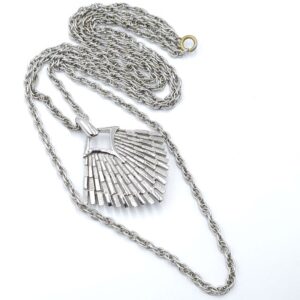 Collana Trifari risalente al 1960 circa, con doppia catena e pendente in lega Trifanium color argento con lavorazione a cera persa e lucida - VINTAGE AMORE MIO
