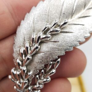 Spilla botanica realizzata da Trifari negli anni '60, realizzata in lega Trifanium color argento satinato con dettagli lucidi - VINTAGE AMORE MIO
