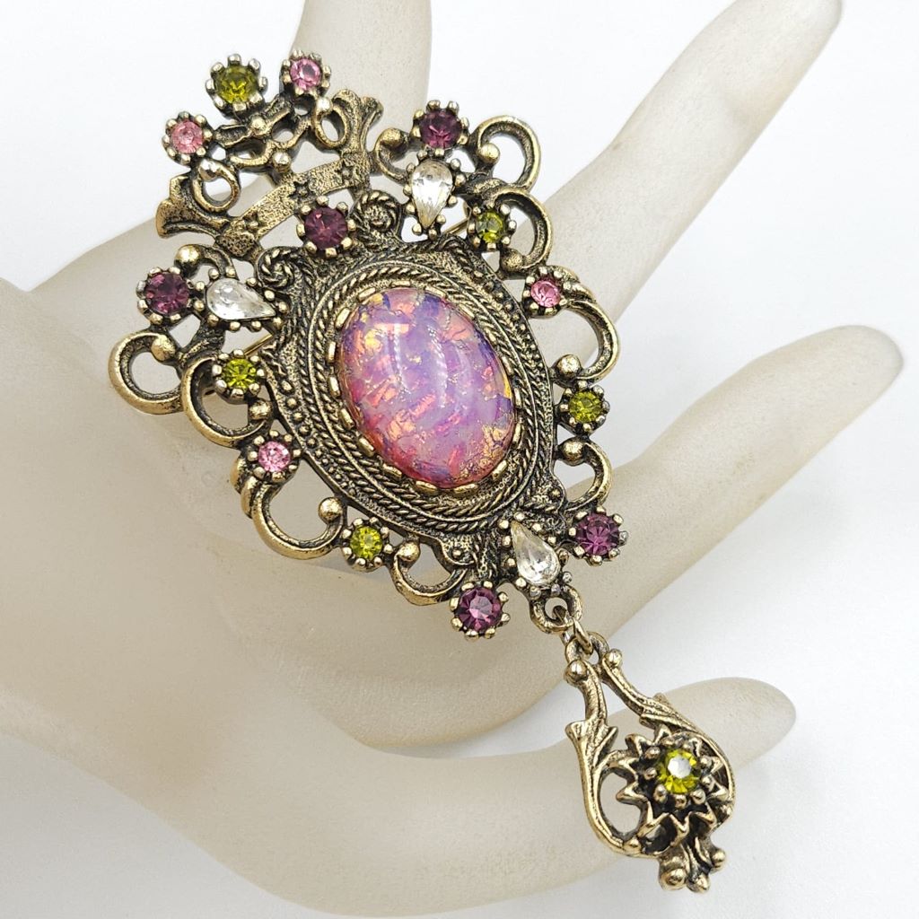 Spilla Sarah Coventry, predisposta per essere usata anche come pendente, anni '60 della serie "Contessa", realizzata in metallo color oro antico con cabochon di cristallo color opale e cristalli ametista, diamante e peridot - VINTAGE AMORE MIO