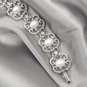 Bracciale Trifari risalente al 1960 circa, realizzato in lega Trifanium color argento con lavorazione a cera persa e dettagli lucidi e grandi mezze perle ovali - VINTAGE AMORE MIO