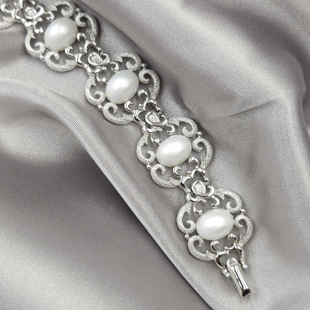 Bracciale Trifari risalente al 1960 circa, realizzato in lega Trifanium color argento con lavorazione a cera persa e dettagli lucidi e grandi mezze perle ovali - VINTAGE AMORE MIO